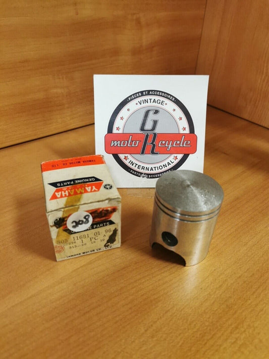 NOS YAMAHA LT2 LT3  1972 PISTON STD  305-11631-01-96 Y47