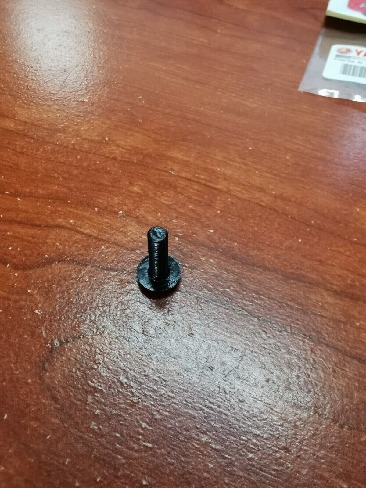 NOS Yamaha YZFR6 YZF600 FJR1300 FZ1 R6S ROUND HEAD SCREW 90150-05024-00 Y84