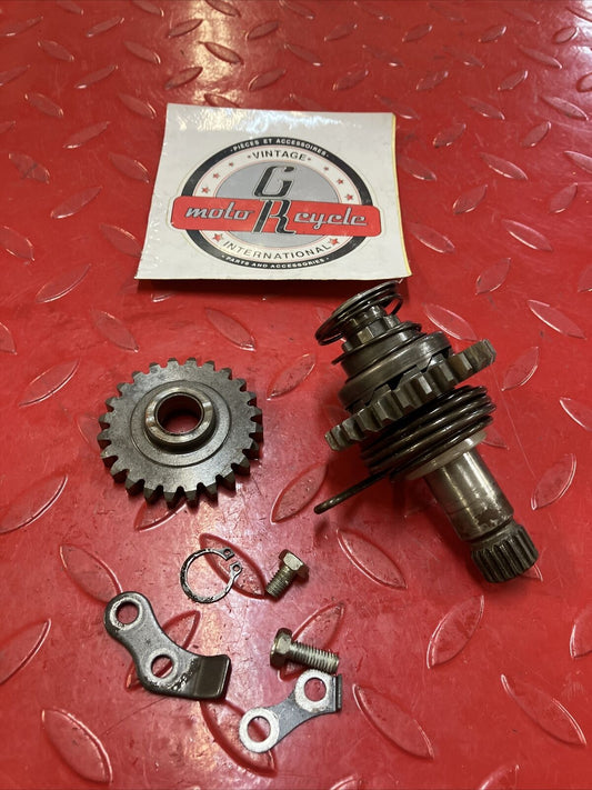 Suzuki RM125 1985 kickstarter kick starter spindle shaft idle gear 1984 2