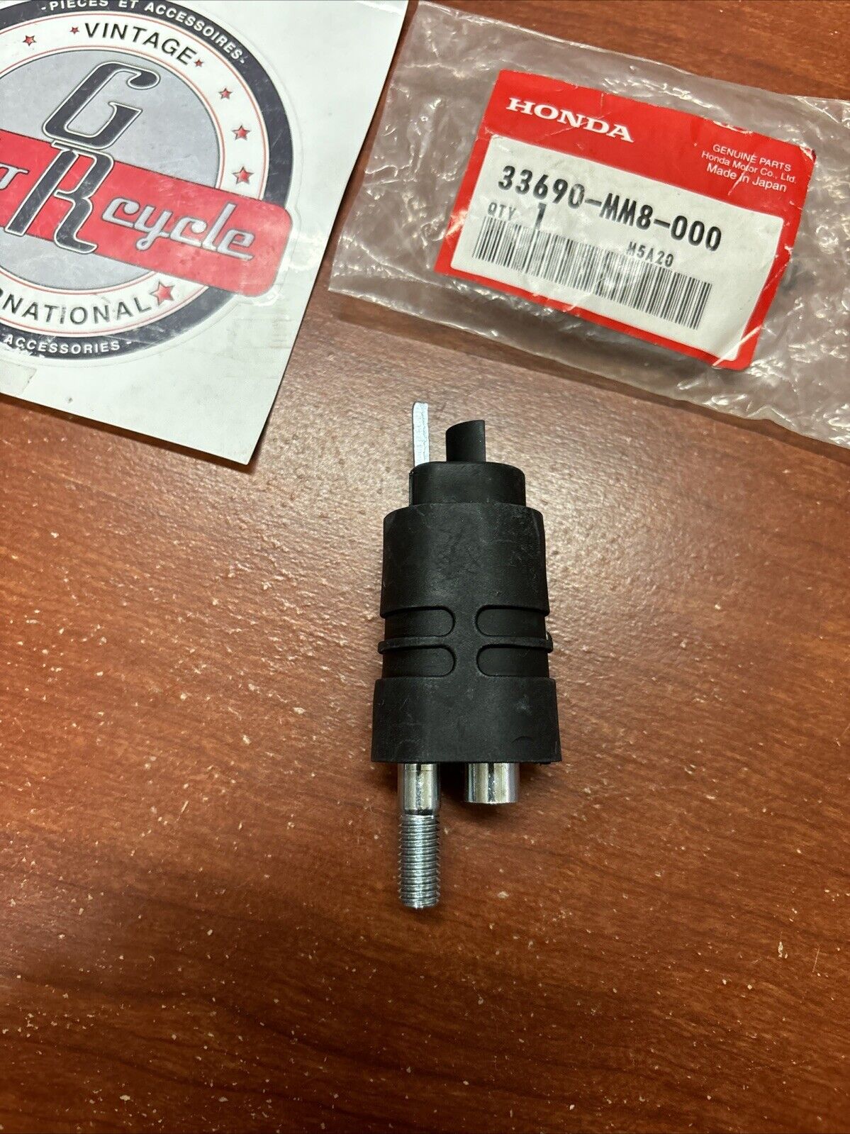 NOS Honda VT600C VT1100C NV400C NV600C REAR TURN SIGNAL STAY 33690-MM8-000 H177