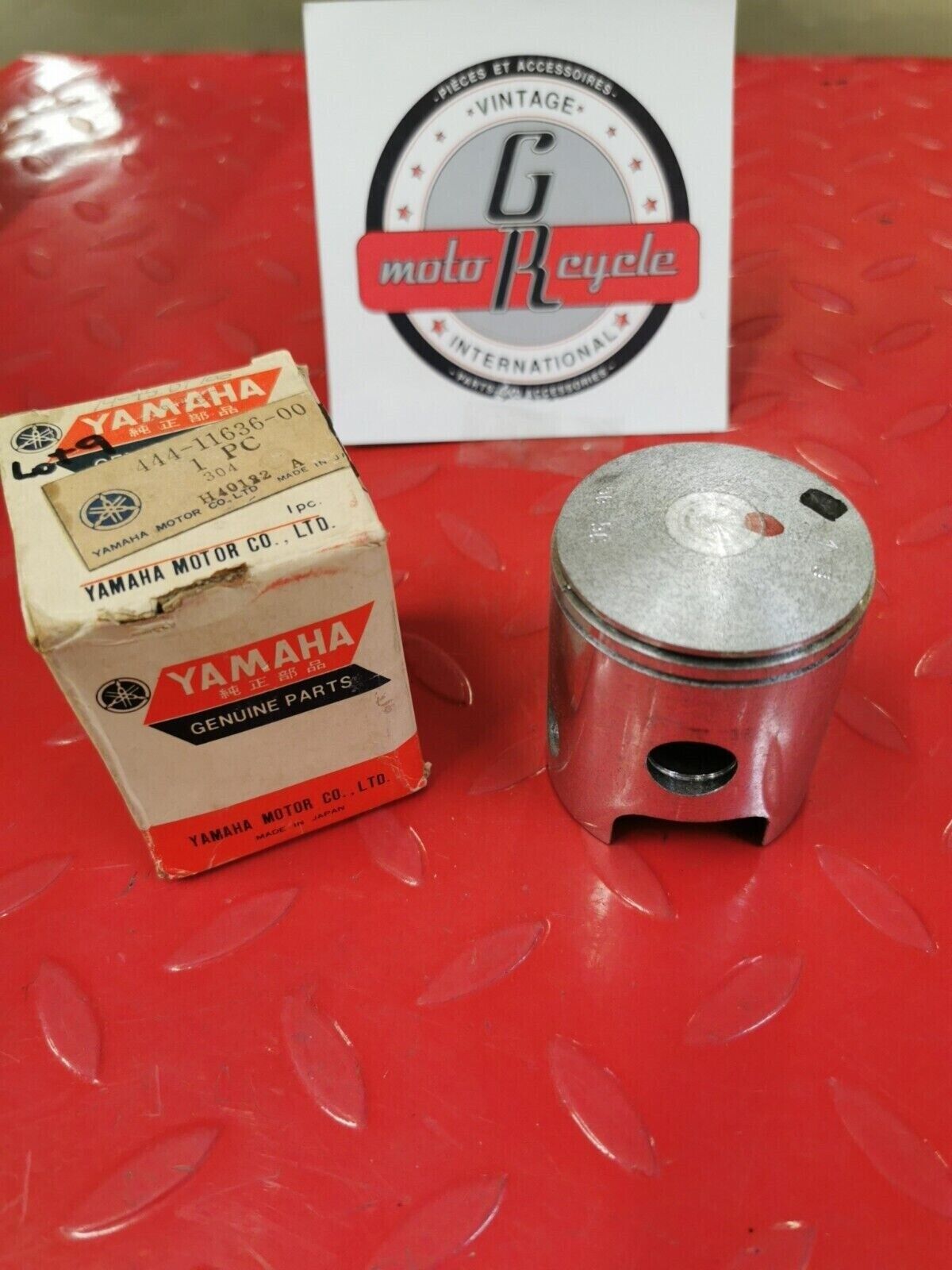 NOS YAMAHA DT125   1974   1975   PISTON 2 O/S 0.50  444-11636-00-00 Y50