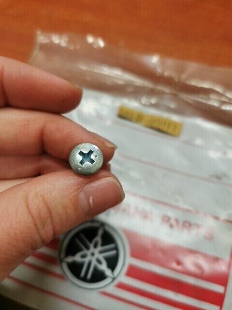 NOS Yamaha OVAL HEAD SCREW 98601-05012-00 SUB 98701-05012-00 98707-05012-00 Y129