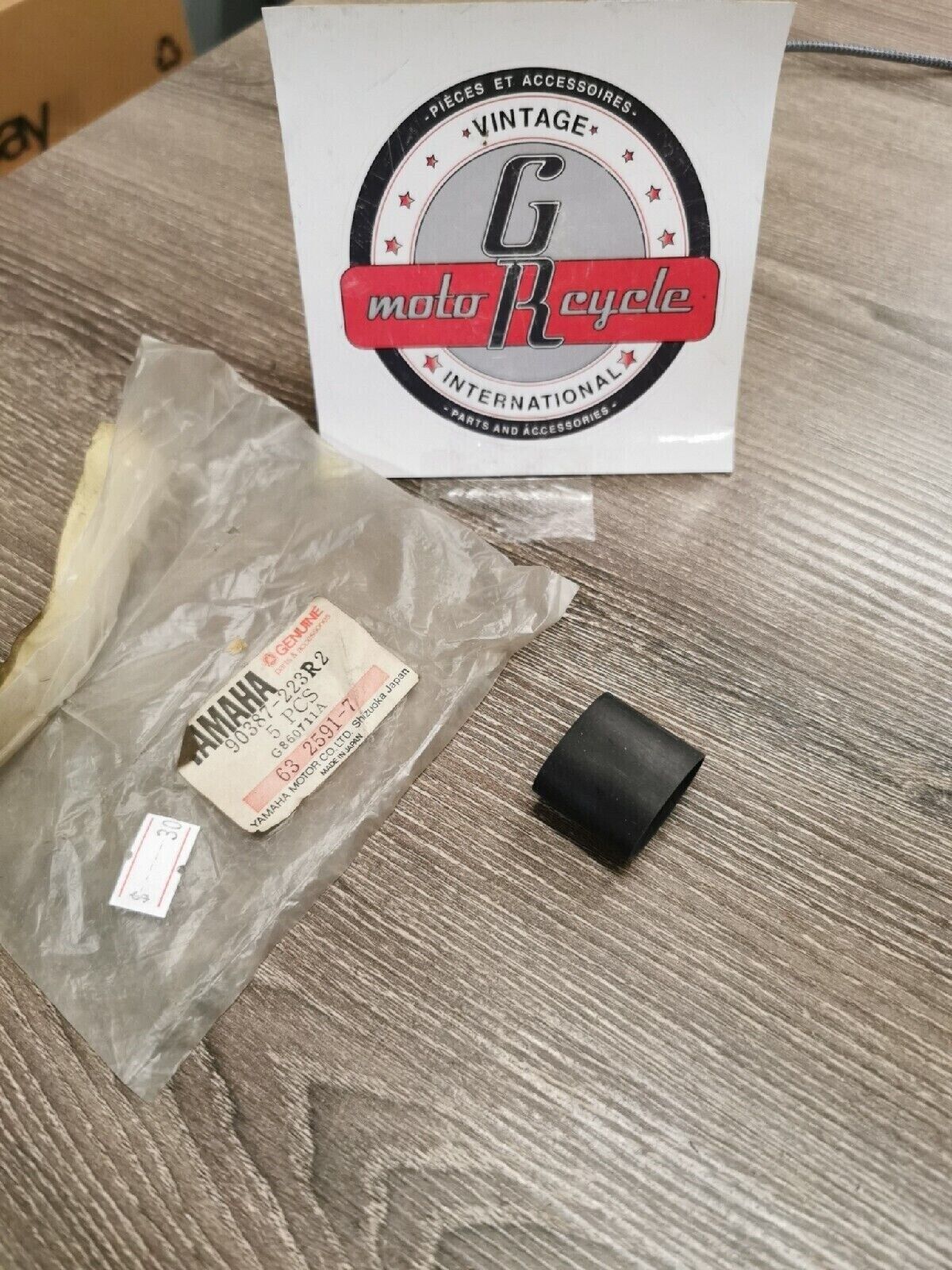 NOS YAMAHA EX570 1987 - 1989  COLLAR  90387-223R2  Y57