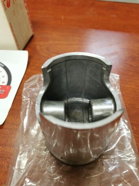 NOS Suzuki 1977 - 1981 TS185 PISTON 12110-29300 SUB. 12110-29900 S32