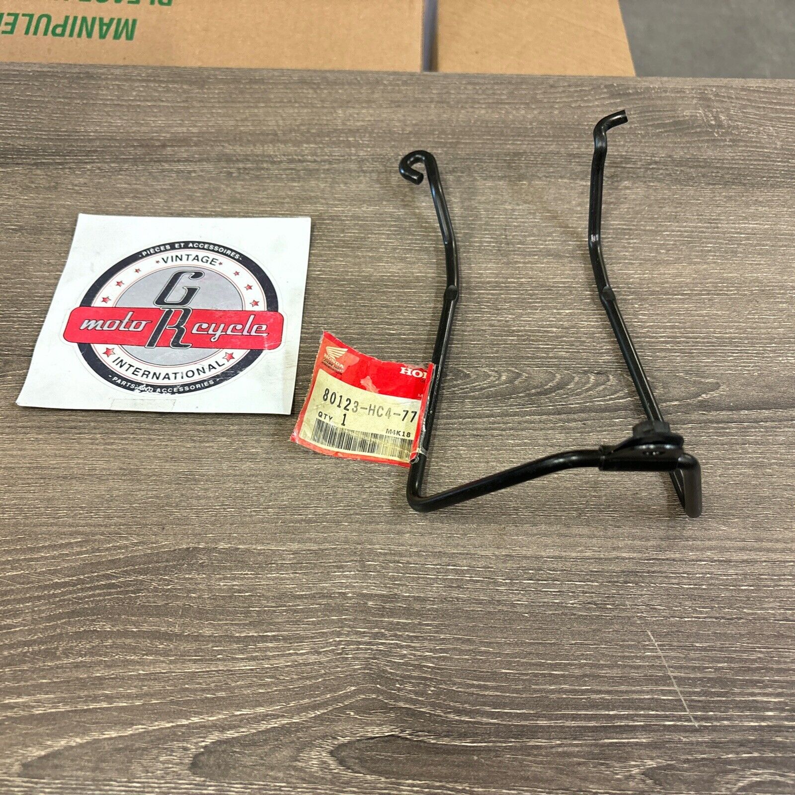 NOS Honda TRX300 TRX300FW RIGHT REAR FENDER STAY 80123-HC4-770 H114