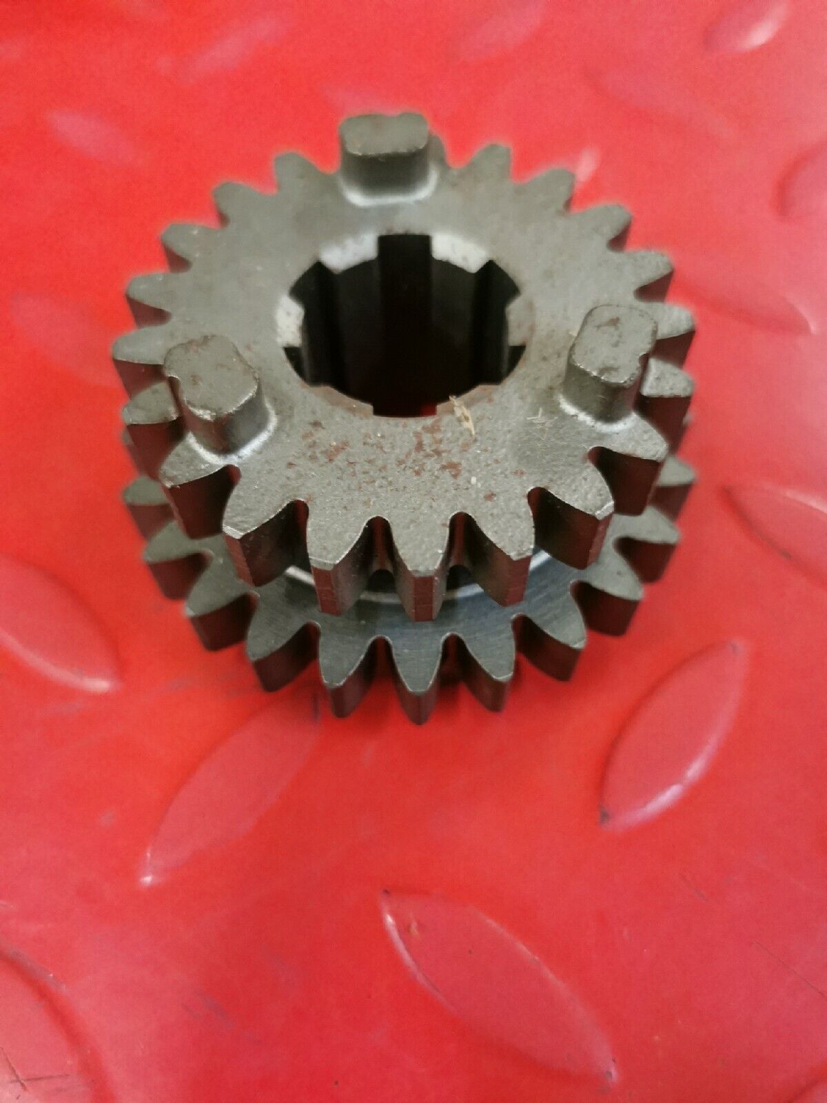 NOS HONDA VT700C VF750S  GEAR  MAINSHAFT SECOND THIRD 21T/24T 23431-MB0-010 H38