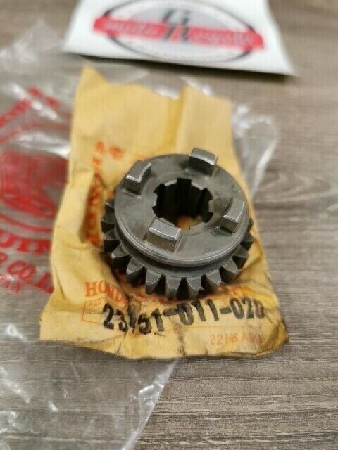 NOS HONDA C110 CA110 1962 GEAR 3RD M 22T 23451-011-020 H95