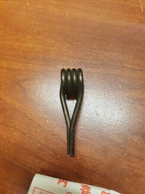 NEW NOS Honda C70 C72 C75 C77 C78 GEAR SHIFT RETURN SPRING C 24651-250-000 H99
