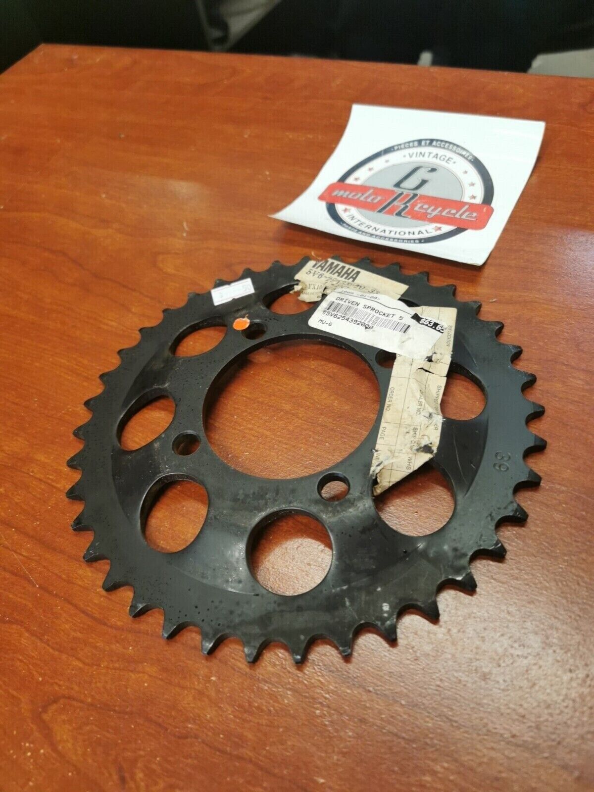 NOS Yamaha REAR DRIVE SPROCKET 39T 5V6-25439-20-33 SUB. 5V6-25439-20-00 Y90