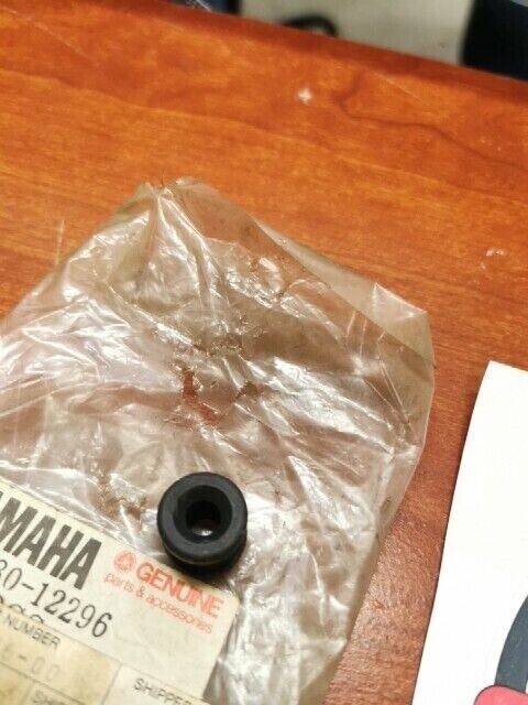 NOS Yamaha SR125 VMX1200 XJ750 XS400 GROMMET 90480-12296-00 Y129