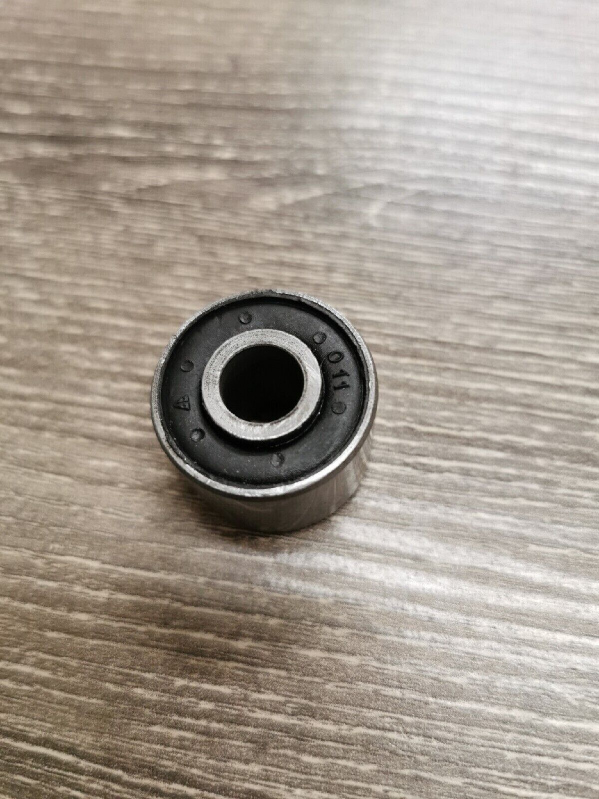 NOS YAMAHA ENGINE MOUNT DAMPER 2E9-15316-00-00 Y55