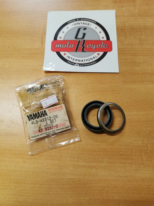 NOS YAMAHA  RD250  RD350 FORK SEAL 4L0-W2312-00-00 Y44