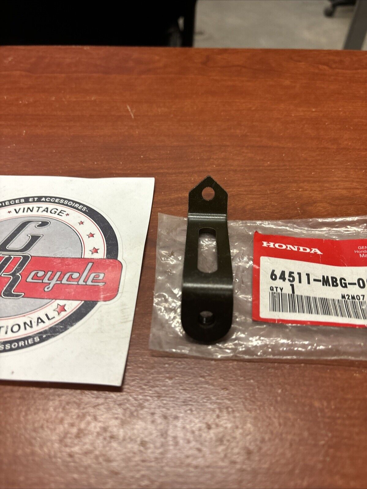 NOS Honda VFR800FI VFR800FL FRONT SIDE COWL STAY (RR) 64511-MBG-000 H172