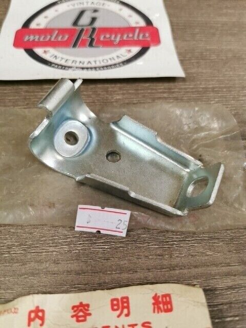 NOS HONDA CB160 CL125 CL175 BRACKET A  EXHAUST PIPE 18260-241-000 H77