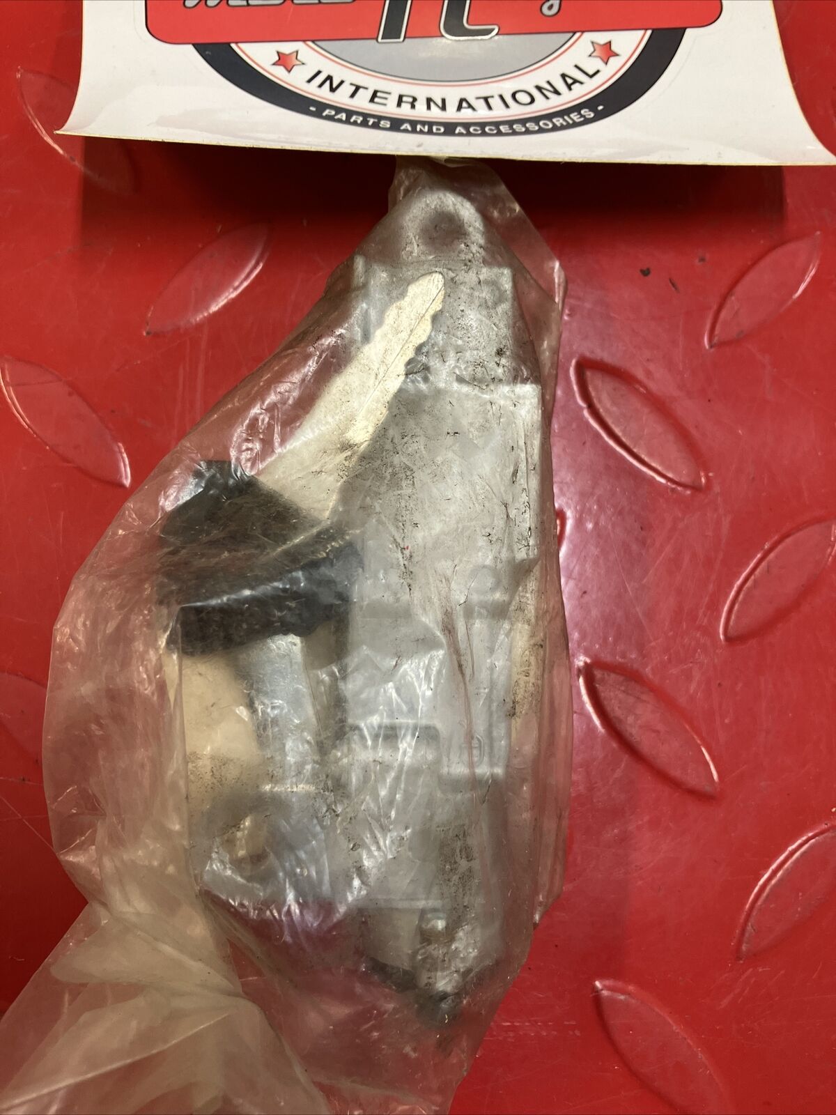 NOS Yamaha XS1100 SIDE CVR LOCK ASSEMBLY  4R0-21708-00-00 Y16