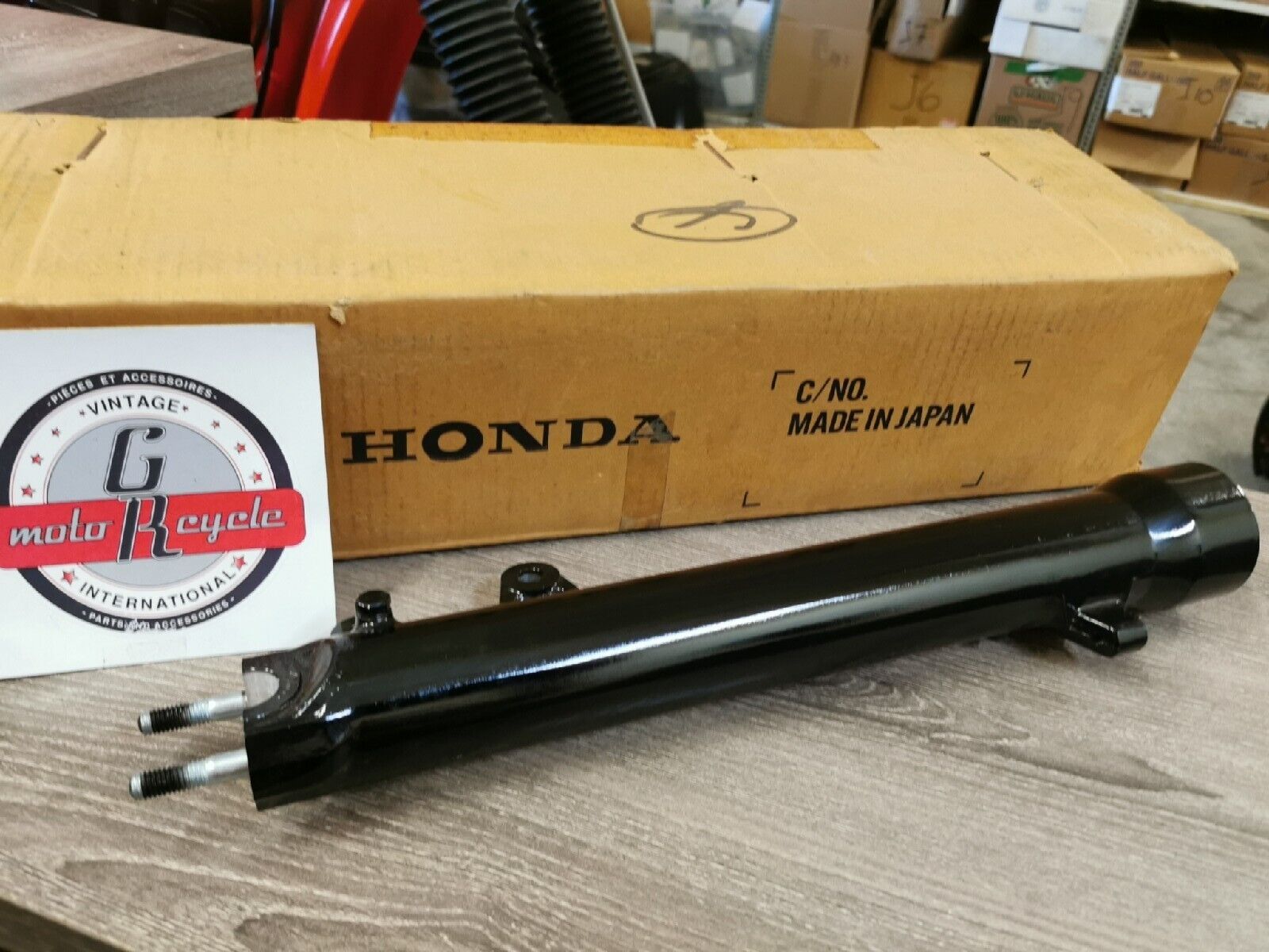 NOS HONDA VF500F INTERCEPTOR 1985 FORK LEG RIGHT BOTTOM  51421-MF2-013 H43