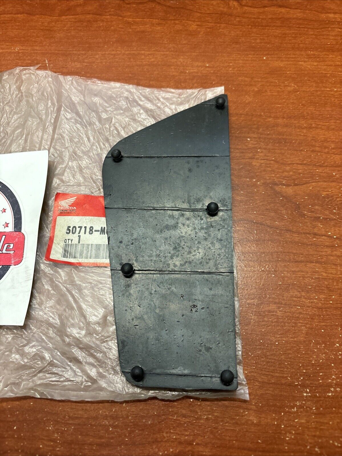 NOS Honda GL1200 A L SEI RIGHT PILLION STEP RUBBER 50718-MG9-871 H168