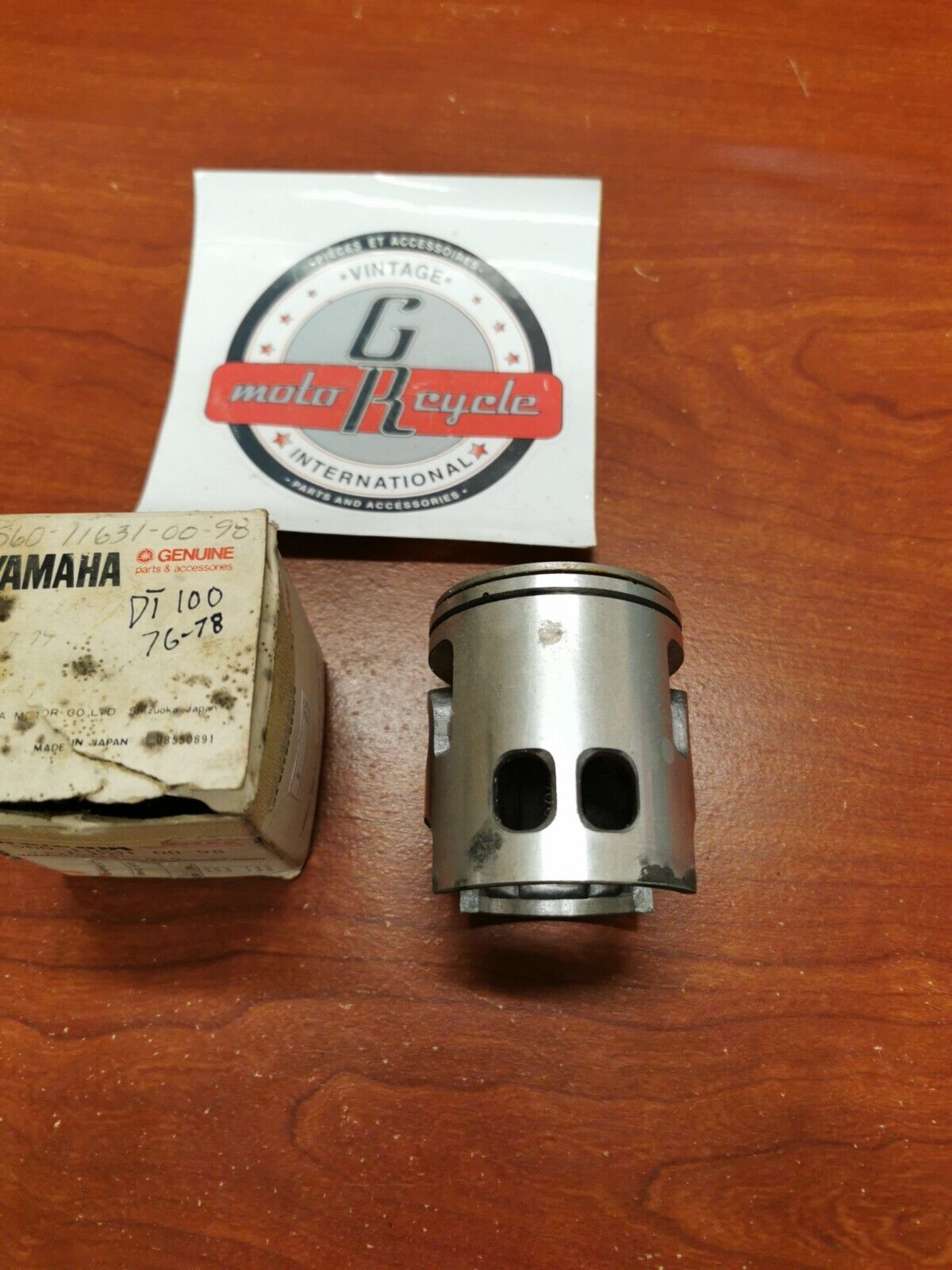 NOS Yamaha PISTON STD 0.98MM 560-11631-00-98 Y93