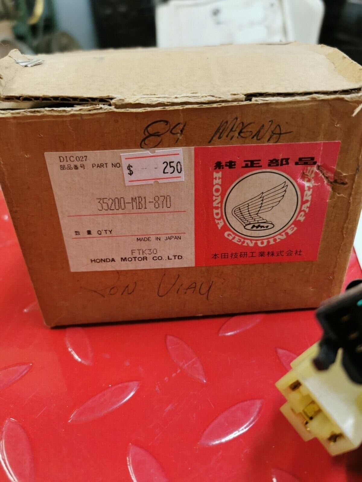 NOS Honda 1984 VF700C SWITCH ASSY., TURN SIGNAL 35200-MB1-870 H10