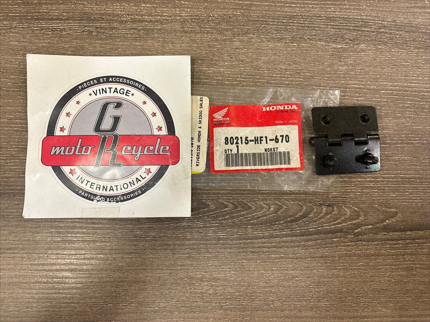 NOS Honda 1990 1991 TRX200 REAR FENDER LID HINGE 80215-HF1-670 H134