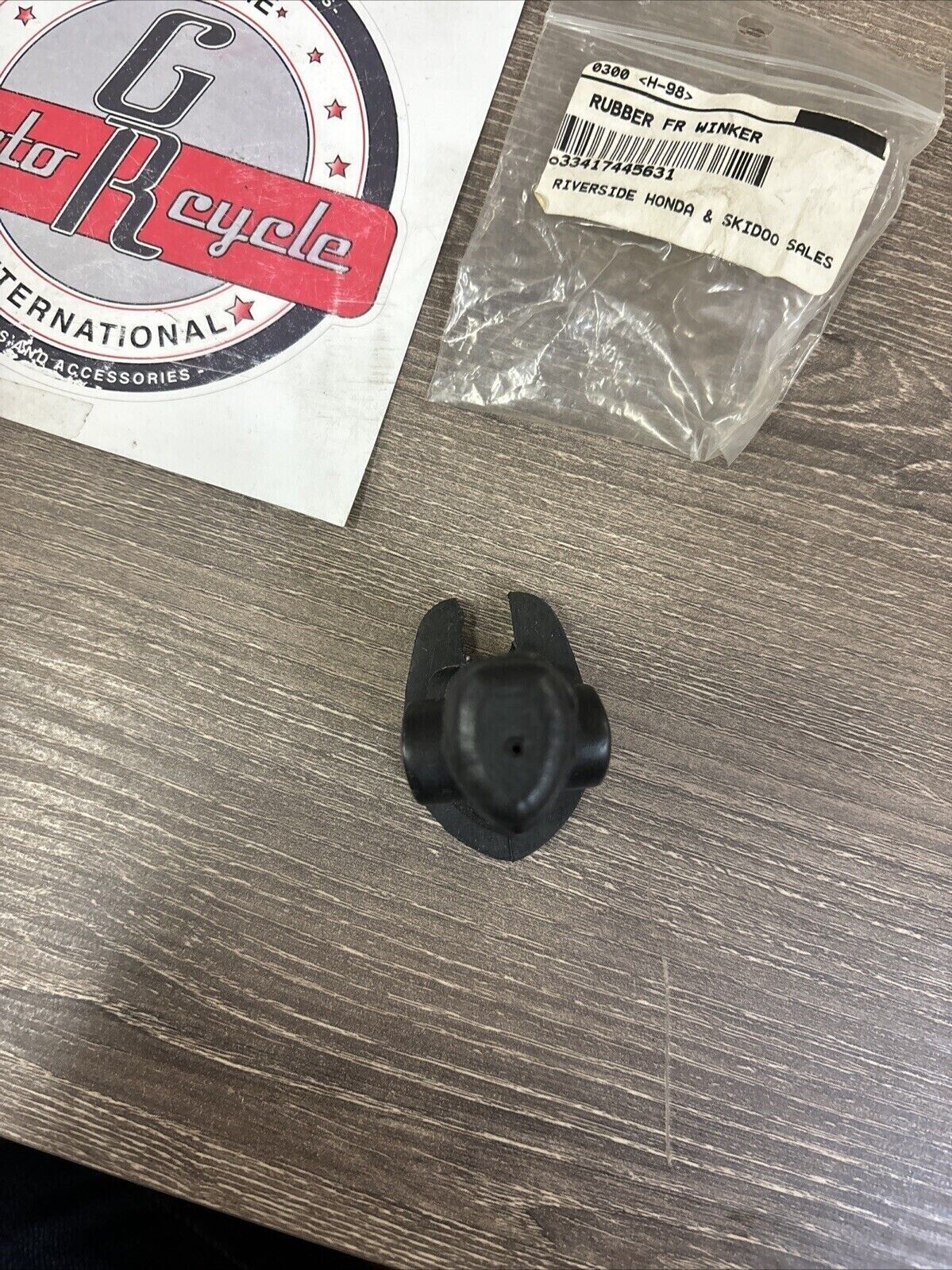 NOS Honda CB750 CB1100R CX650E FRONT TURN SIGNAL RUBBER 33417-445-631 H120
