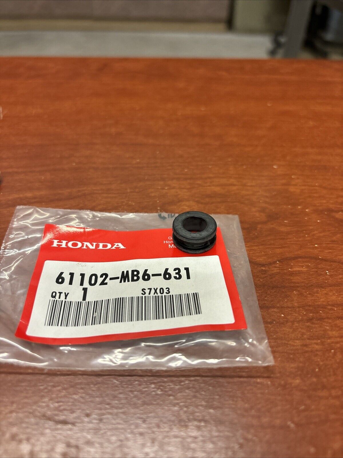 NOS Honda NSA700A VT750C XR230 FENDER MOUNTING RUBBER 61102-MB6-631 H172