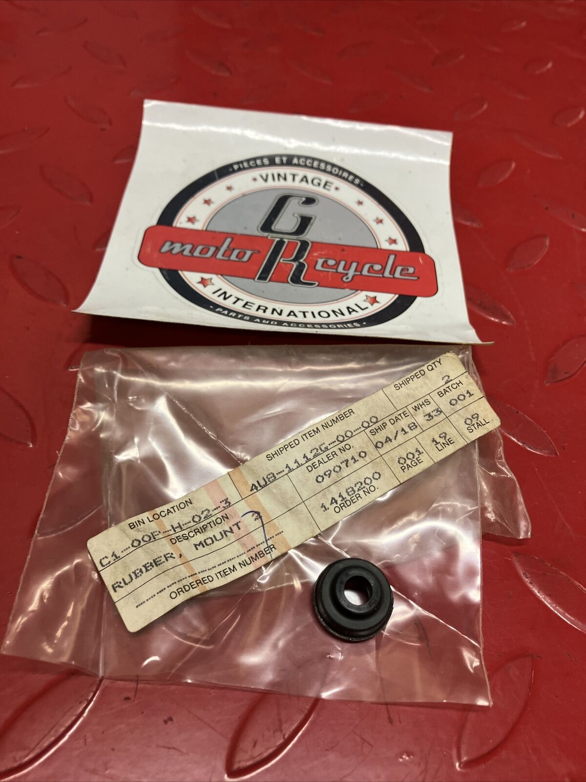 NOS YAMAHA MOUNT RUBBER 4U8-1112G-00-00 Y63