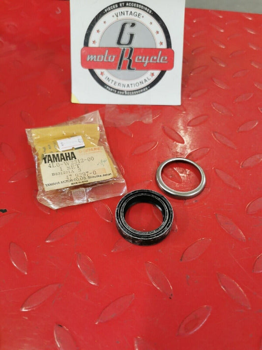 NOS YAMAHA RD350LC  RD250LC FORK SEAL 4L0-W2312-00-00 Y52