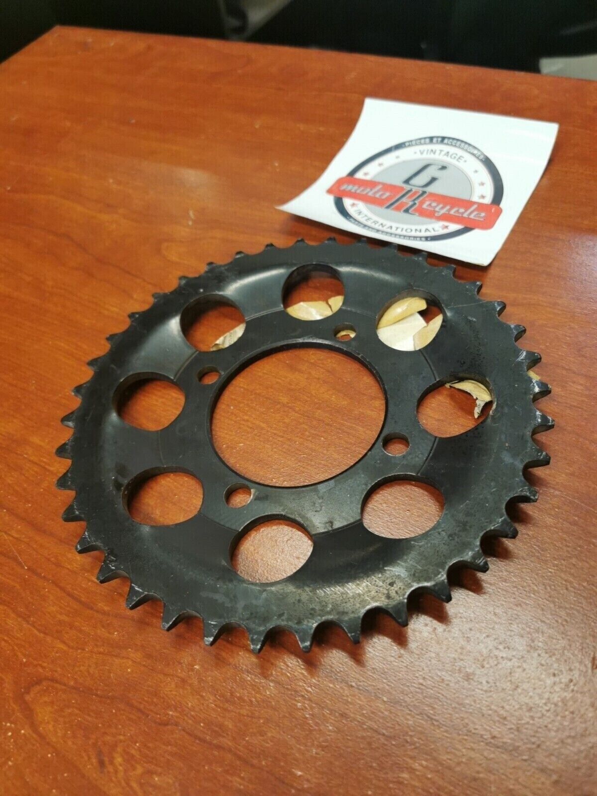 NOS Yamaha REAR DRIVE SPROCKET 39T 5V6-25439-20-33 SUB. 5V6-25439-20-00 Y90
