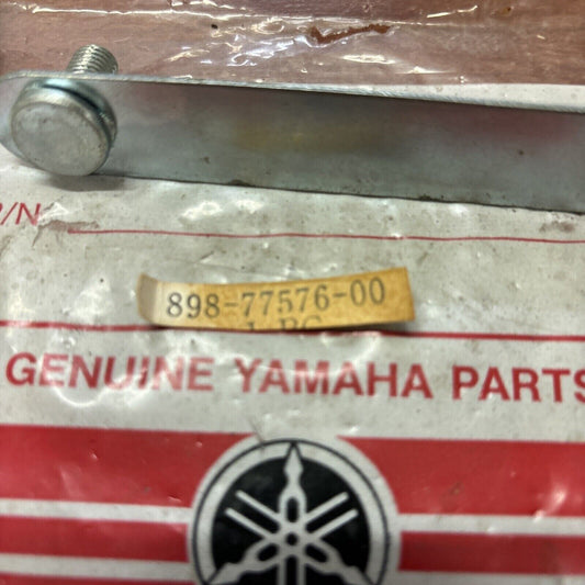 NOS Yamaha EC540 EX340 EX440 GP440 ASSISTANT GRIP BRACKET 898-77576-00-00 Y173