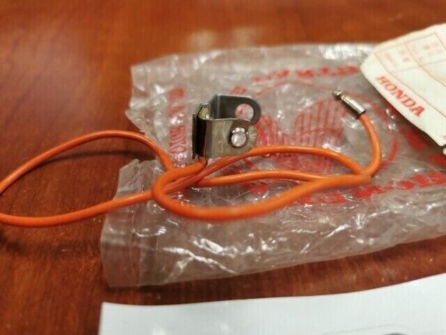 NOS Honda S65 LEFT FRONT WINKER SOCKET 33453-035-000 H69