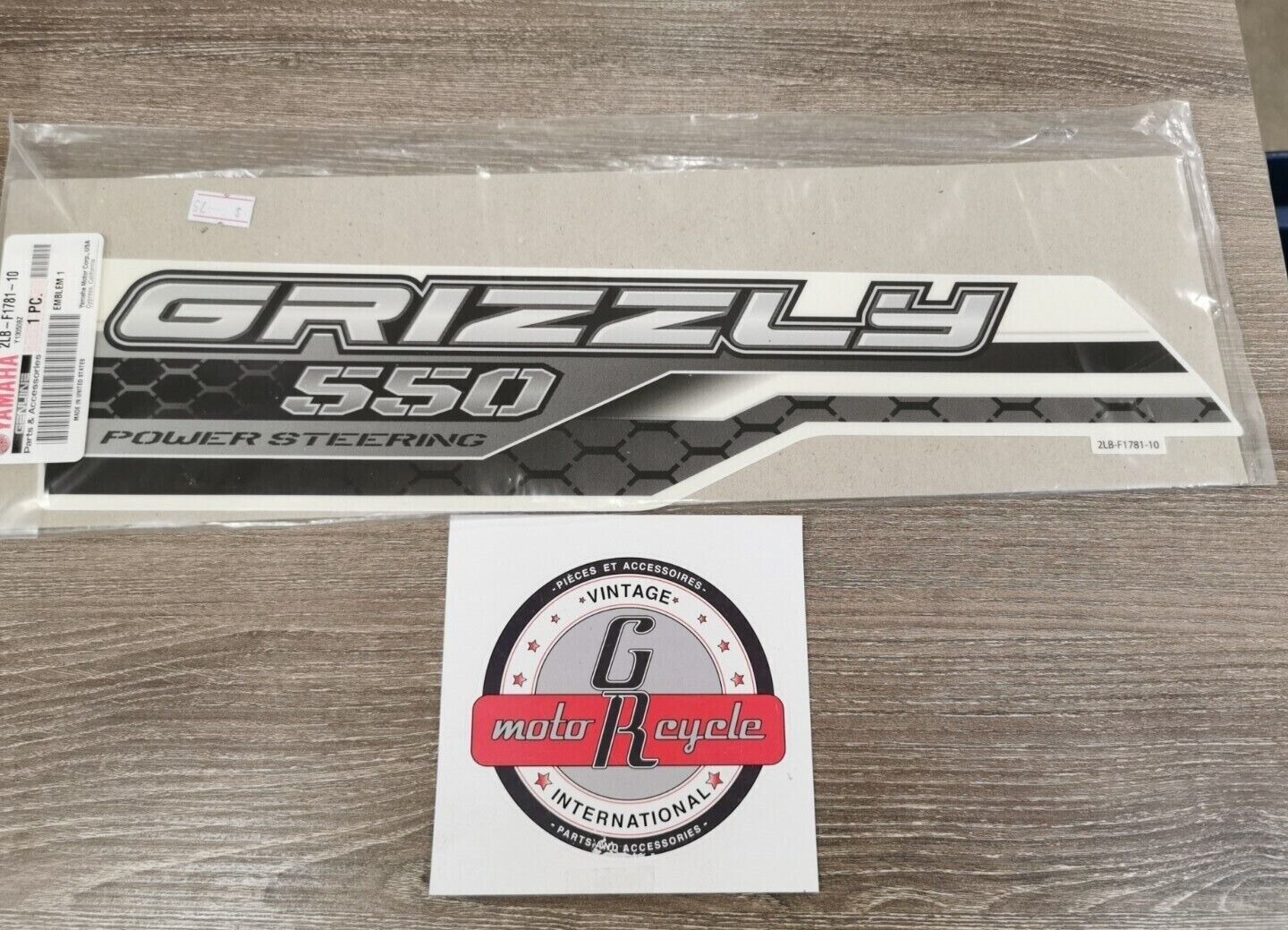 NOS YAMAHA GRIZZLY 550 EMLEM 1    2LB-F1781-10-00  Y49