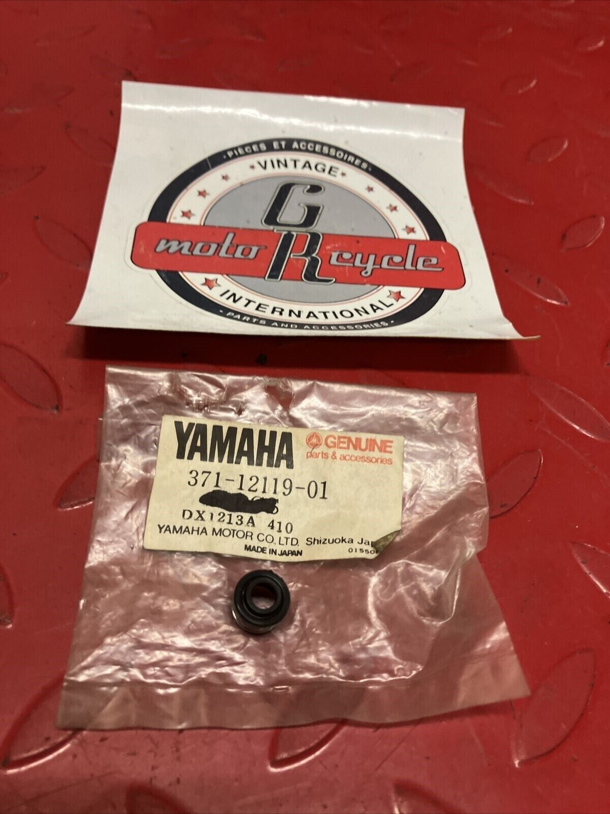 NOS YAMAHA VALVE STEM SEAL 371-12119-01-00 SUB BY 51Y-12119-00-00 Y65