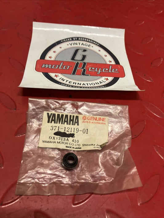 NOS YAMAHA VALVE STEM SEAL 371-12119-01-00 SUB BY 51Y-12119-00-00 Y65