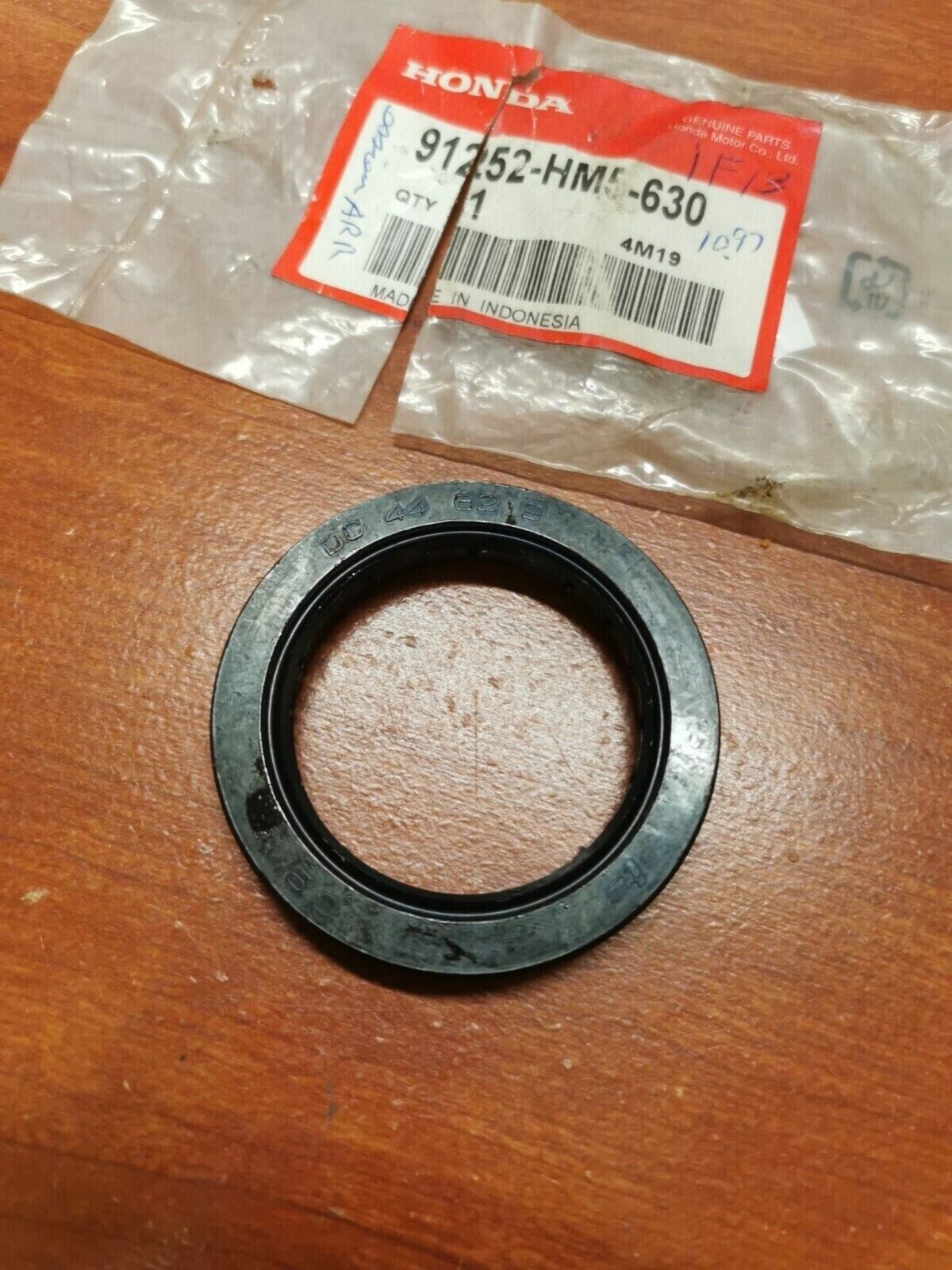 NOS Honda TRX300 TRX300FW TRX200 TRX200D DUST SEAL 91252-HM5-630 H64