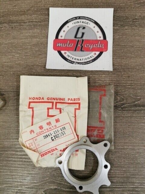 NOS HONDA C70 C76 TRANSMISSION OIL SEAL FLANGE C702351 SUB 23943-250-000 H77