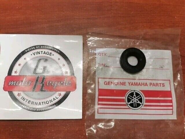 NOS Yamaha OIL SEAL (18X37X8) 93102-18008-00 Y166