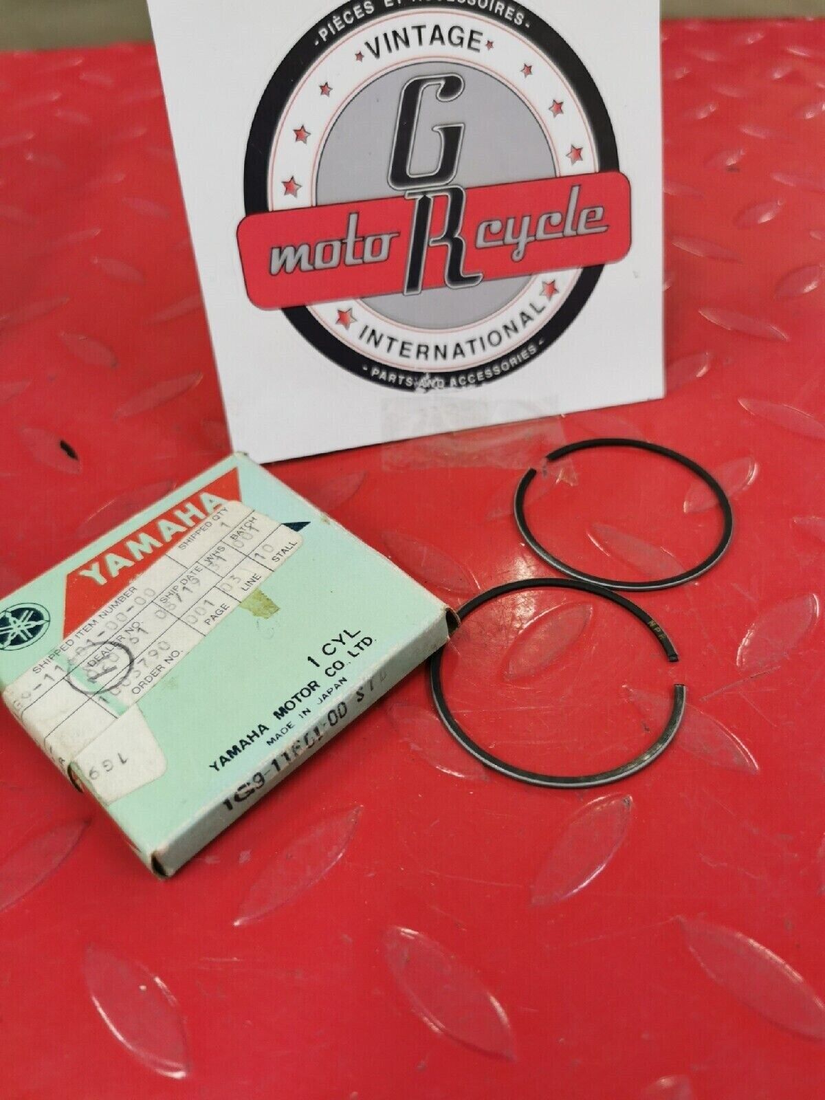 NOS YAMAHA YZ100 1977  PISTON  RING SET  STD  1G9-11611-00-00  Y51