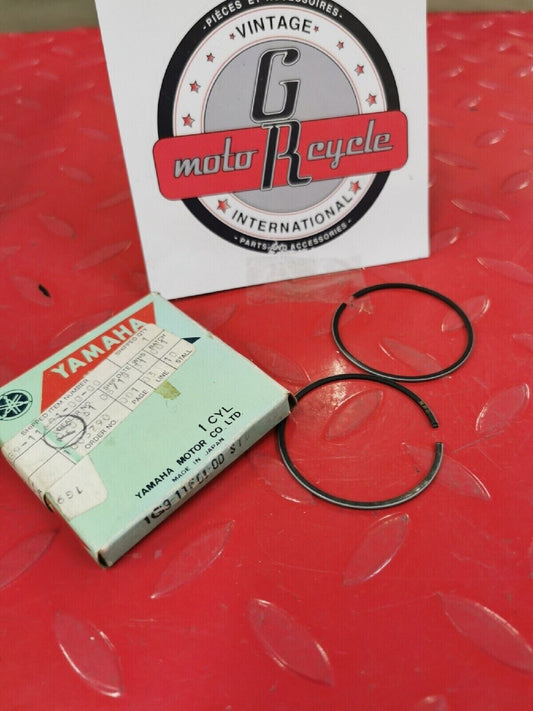 NOS YAMAHA YZ100 1977  PISTON  RING SET  STD  1G9-11611-00-00  Y51