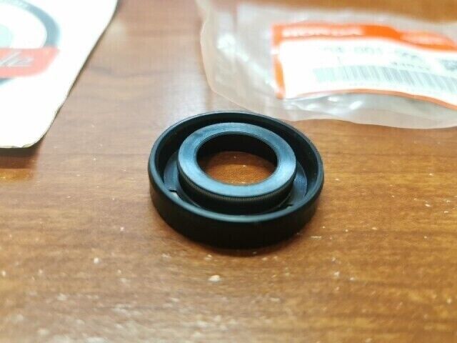 NOS Honda C100 C102 C105 C110 C115 C240 OIL SEAL 91204-001-000 H3