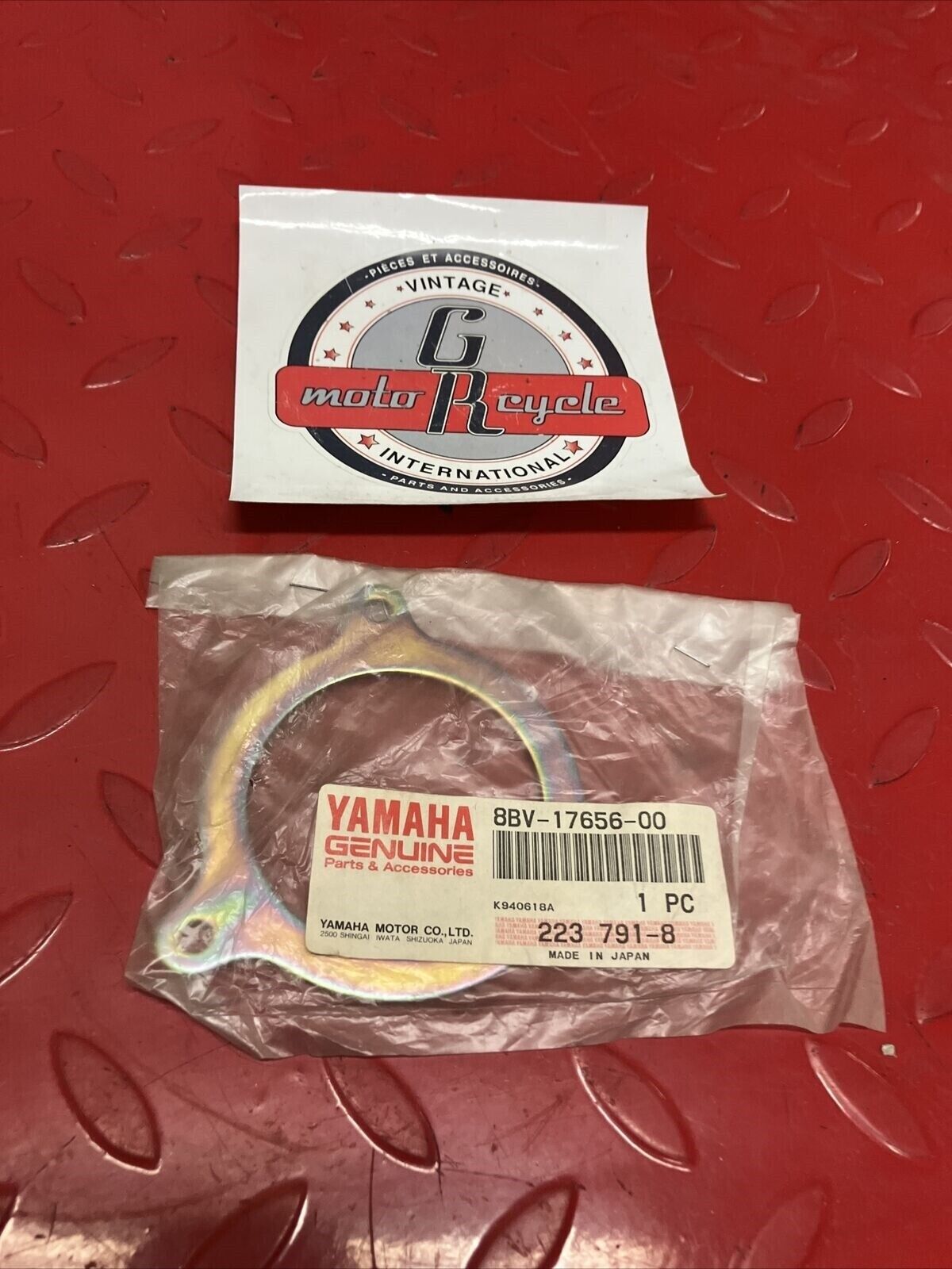 NOS YAMAHA HOLDER STOPPER 8BV-17656-00-00 Y65