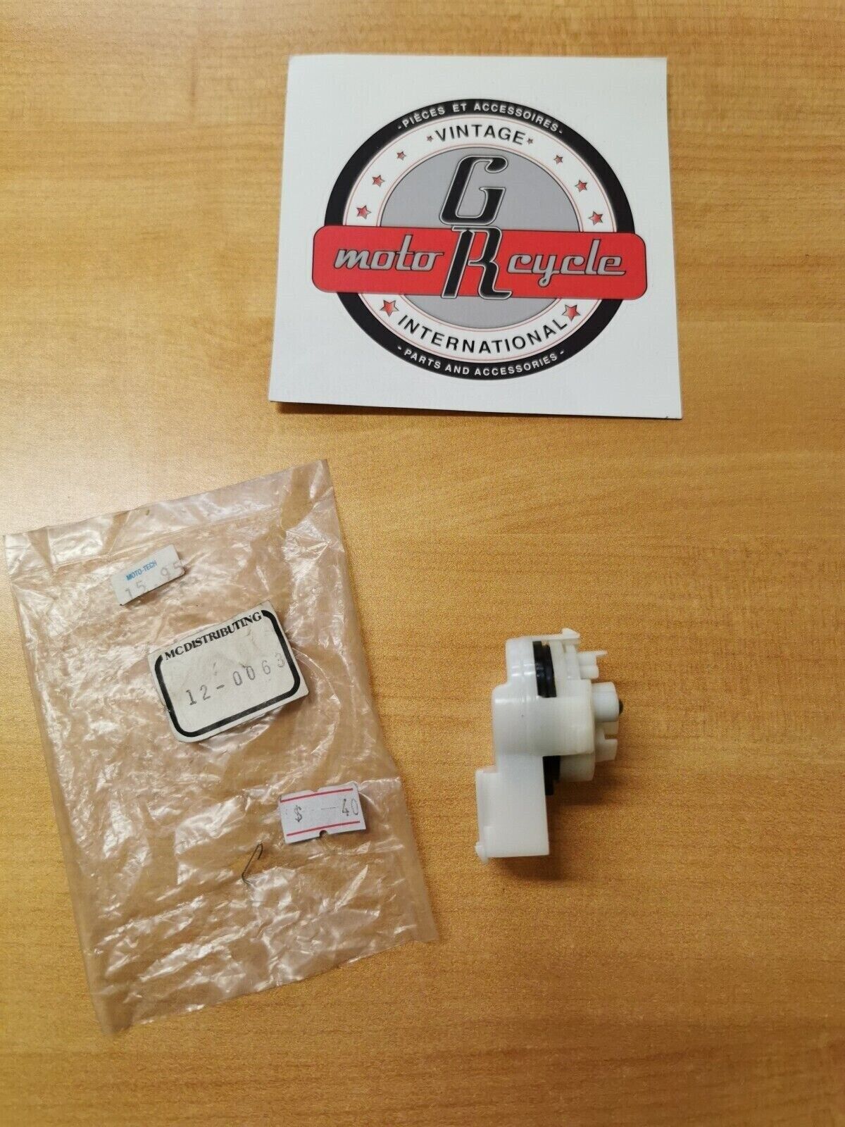NOS HONDA  GL1100 1980 1981 MC DISTRIBUTING  BASE  CONTACT 35101-431-027  H17