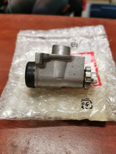 NOS Honda TRX350 TRX350D RIGHT FRONT WHEEL BRAKE CYLINDER 45350-HA7-671 H104