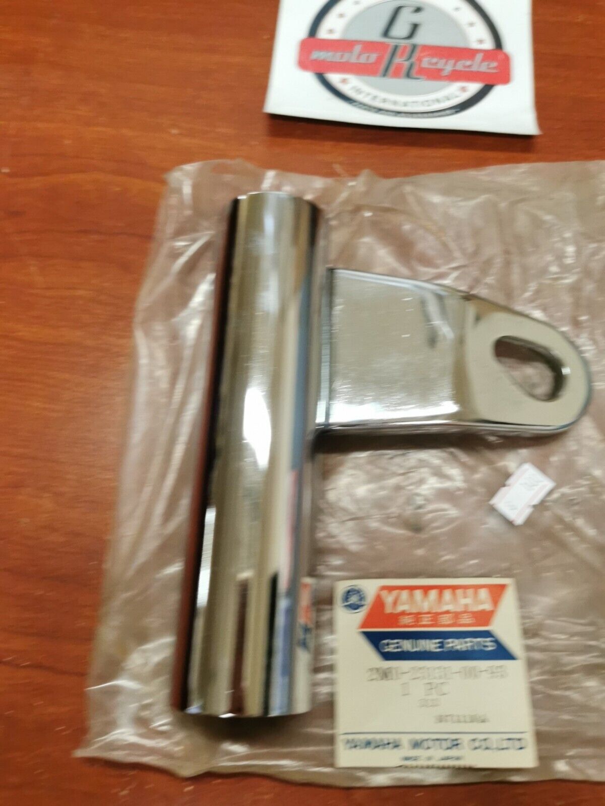 NOS Yamaha XS650 UPPER COVER 2 2M0-23131-00-93 Y86