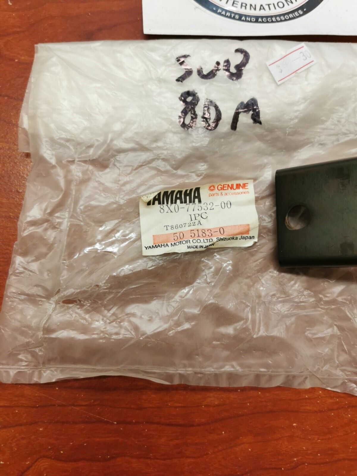 NOS Yamaha FRONT RIGHT BRACKET 8X0-77532-00-00 SUB. 80M-77532-00-00 Y92