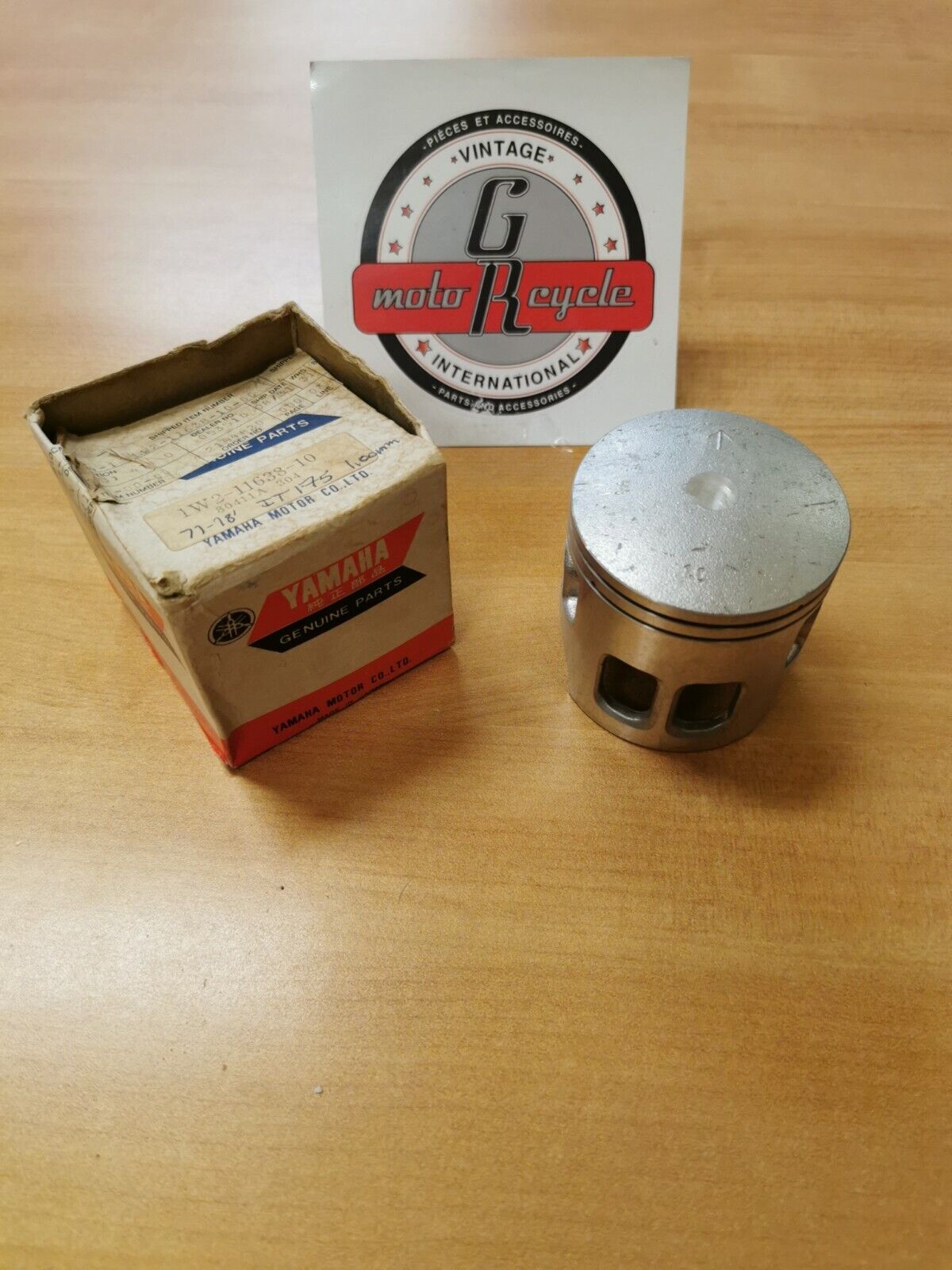 NOS YAMAHA  IT175  1977  1978   PISTON 4 O.S. 1.00  1W2-11638-10-00 Y45