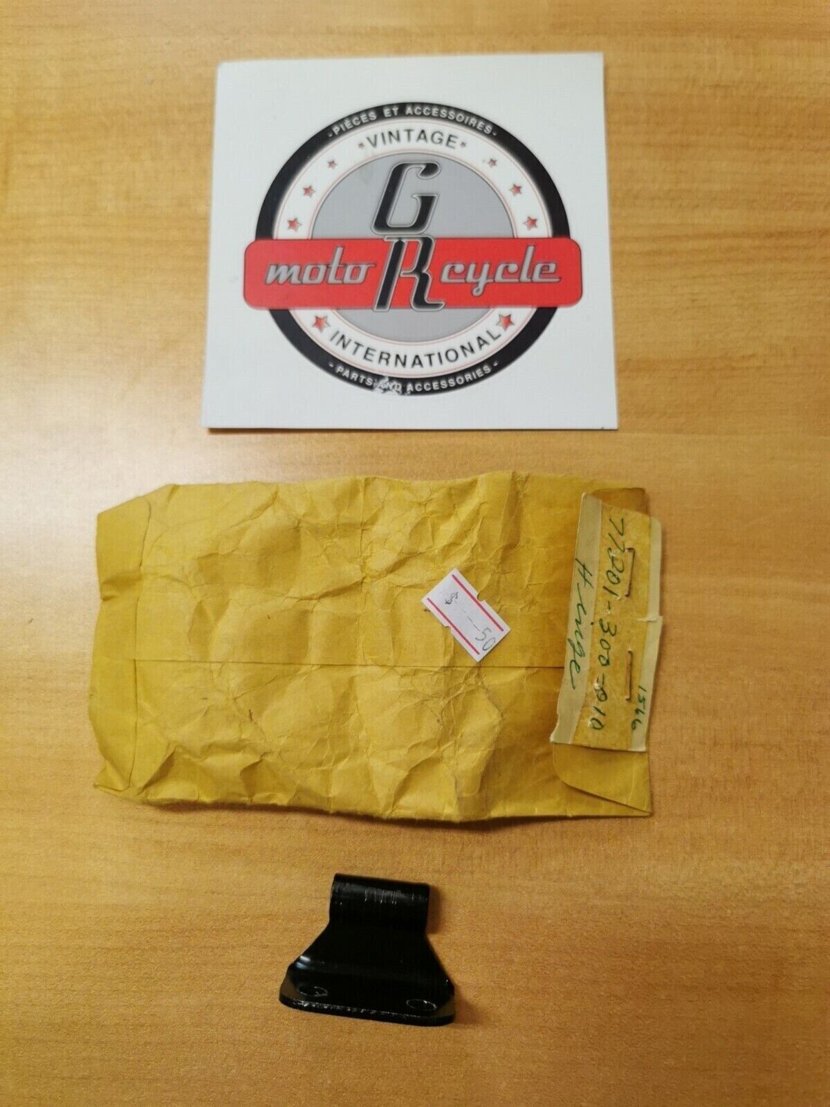 NOS HONDA CB750 HINGE SEAT 77201-300-010 H20