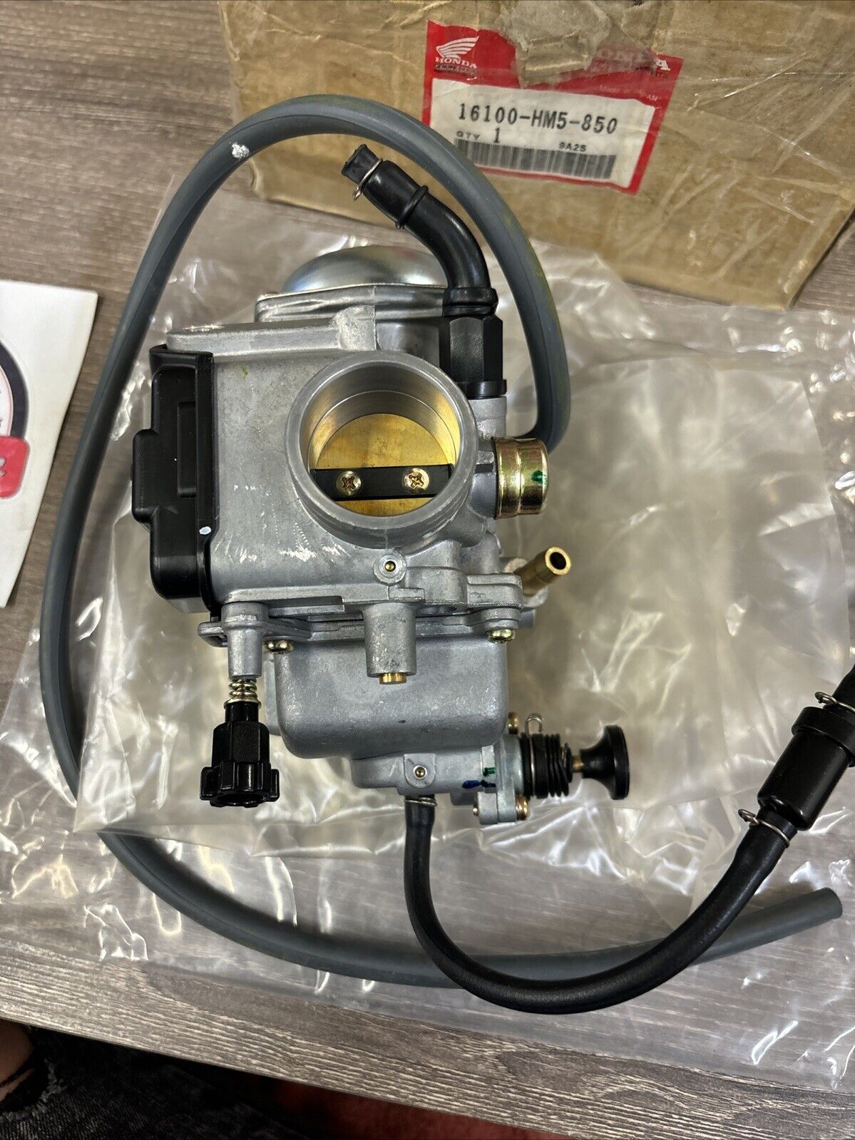 NOS Honda 1996 - 2000 TRX300 TRX300FW CARBURETOR 16100-HM5-850 H119