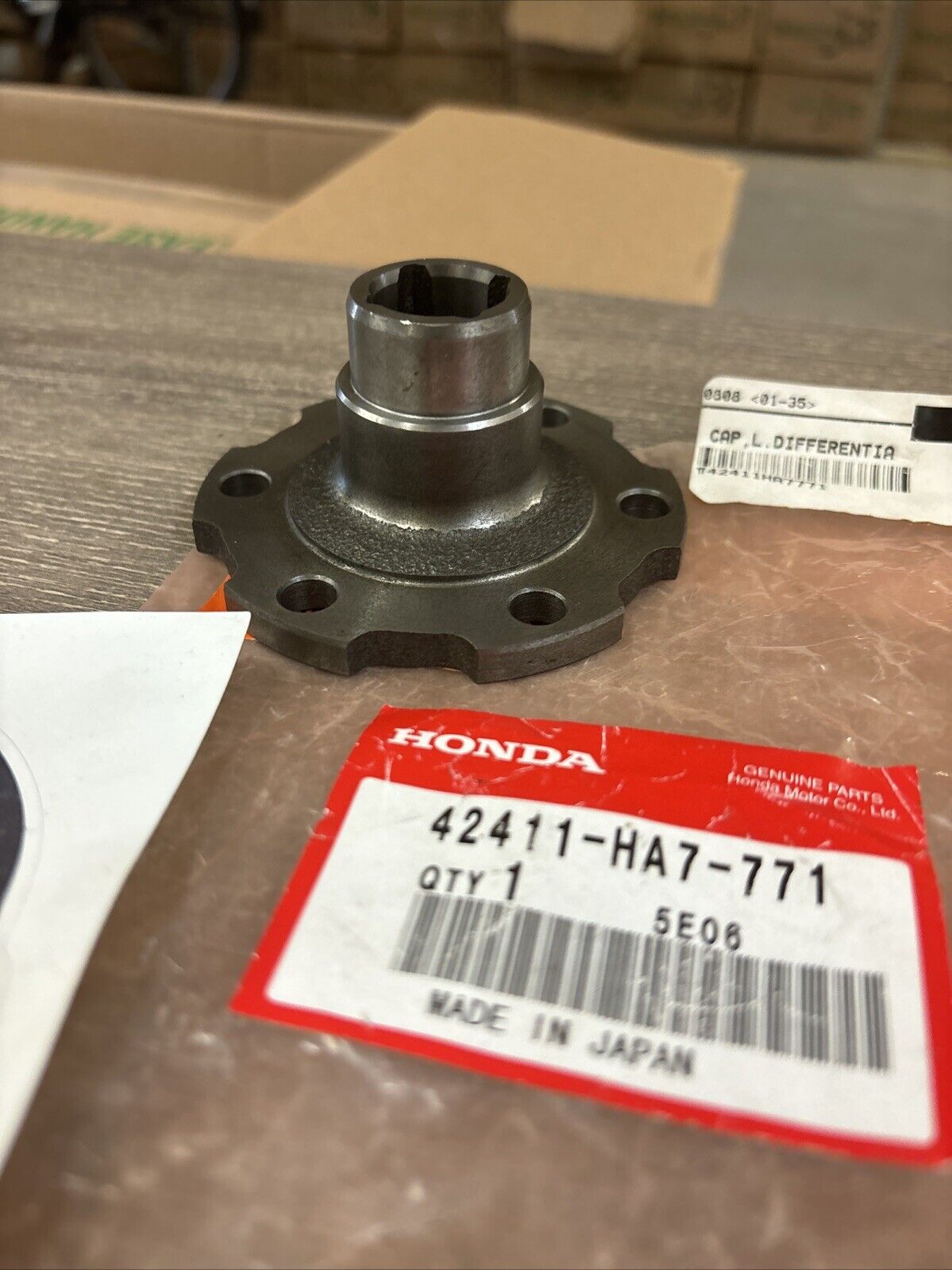 NOS Honda TRX350 TRX350D LEFT DIFFERENTIAL CASE CAP 42411-HA7-771 H120