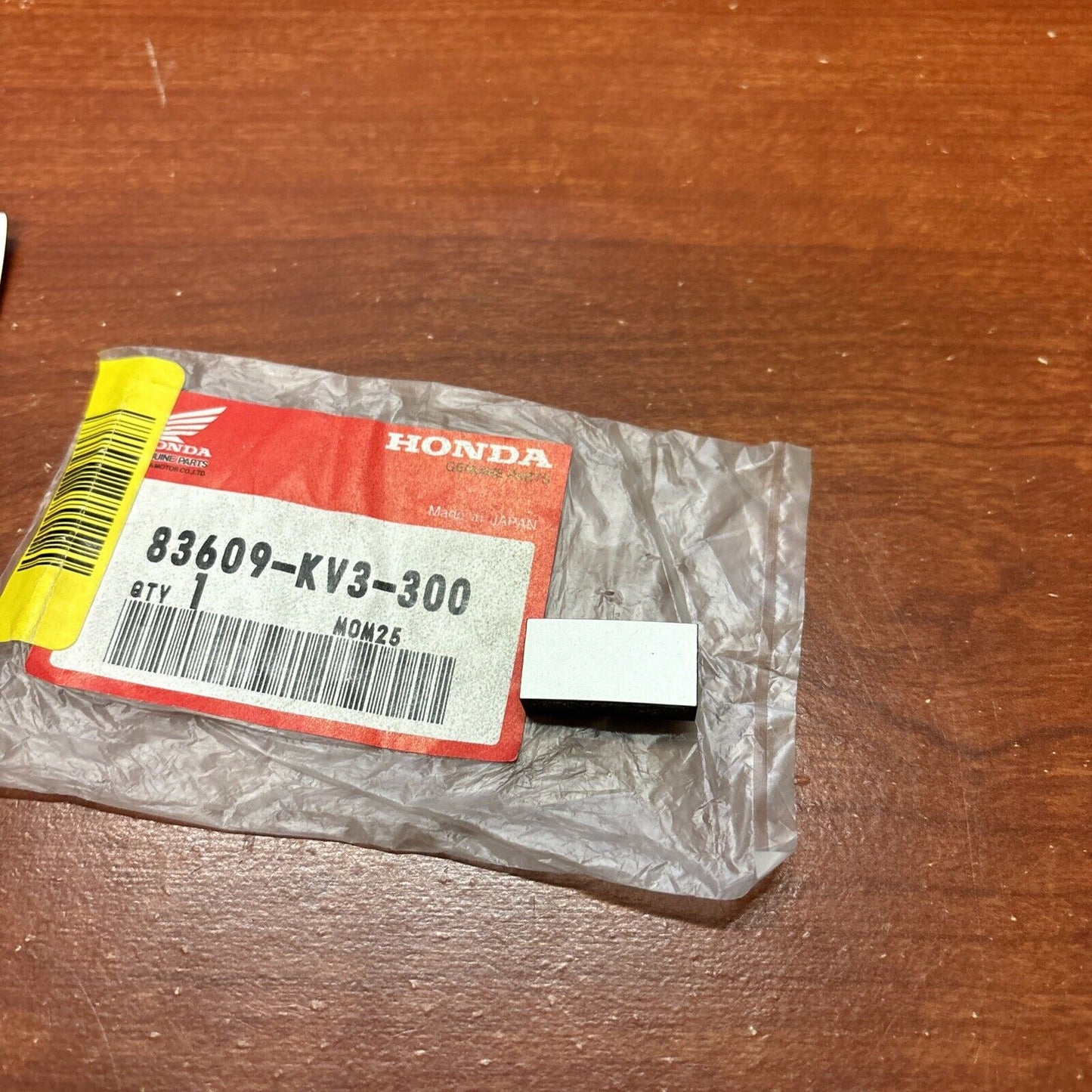 NOS Honda CB250F CB600F CB900F CBR600F SIDE COVER RUBBER 83609-KV3-300 H166